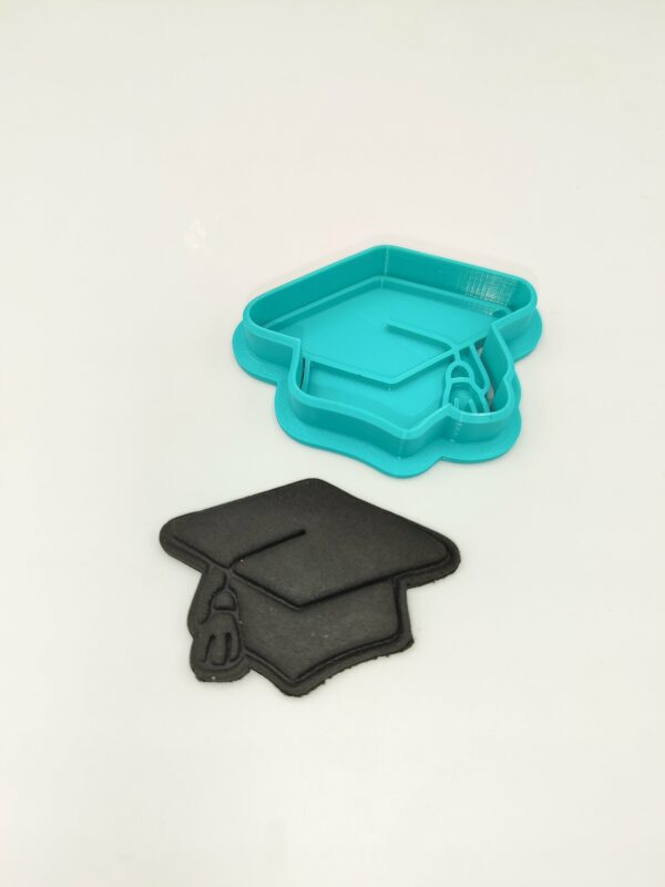 Graduation hat cutter