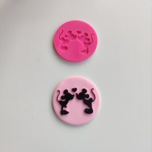 Mickey/Minnie kisses
