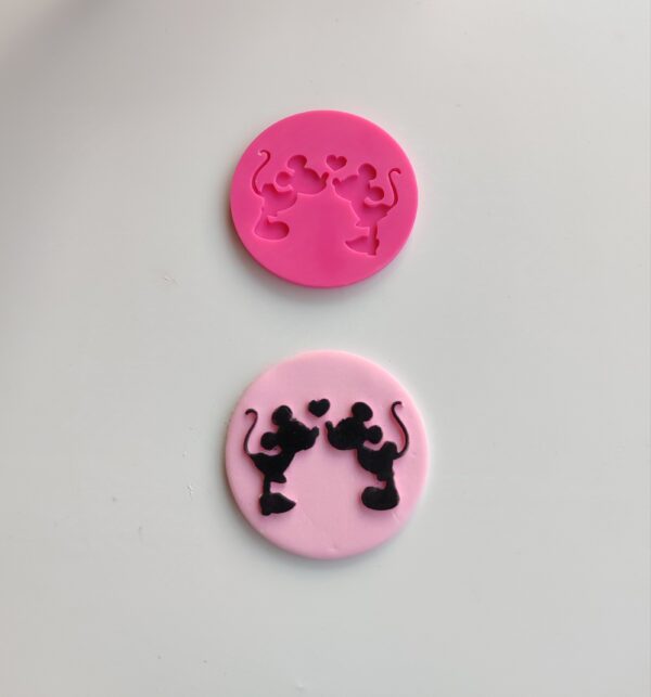 Mickey/Minnie kisses